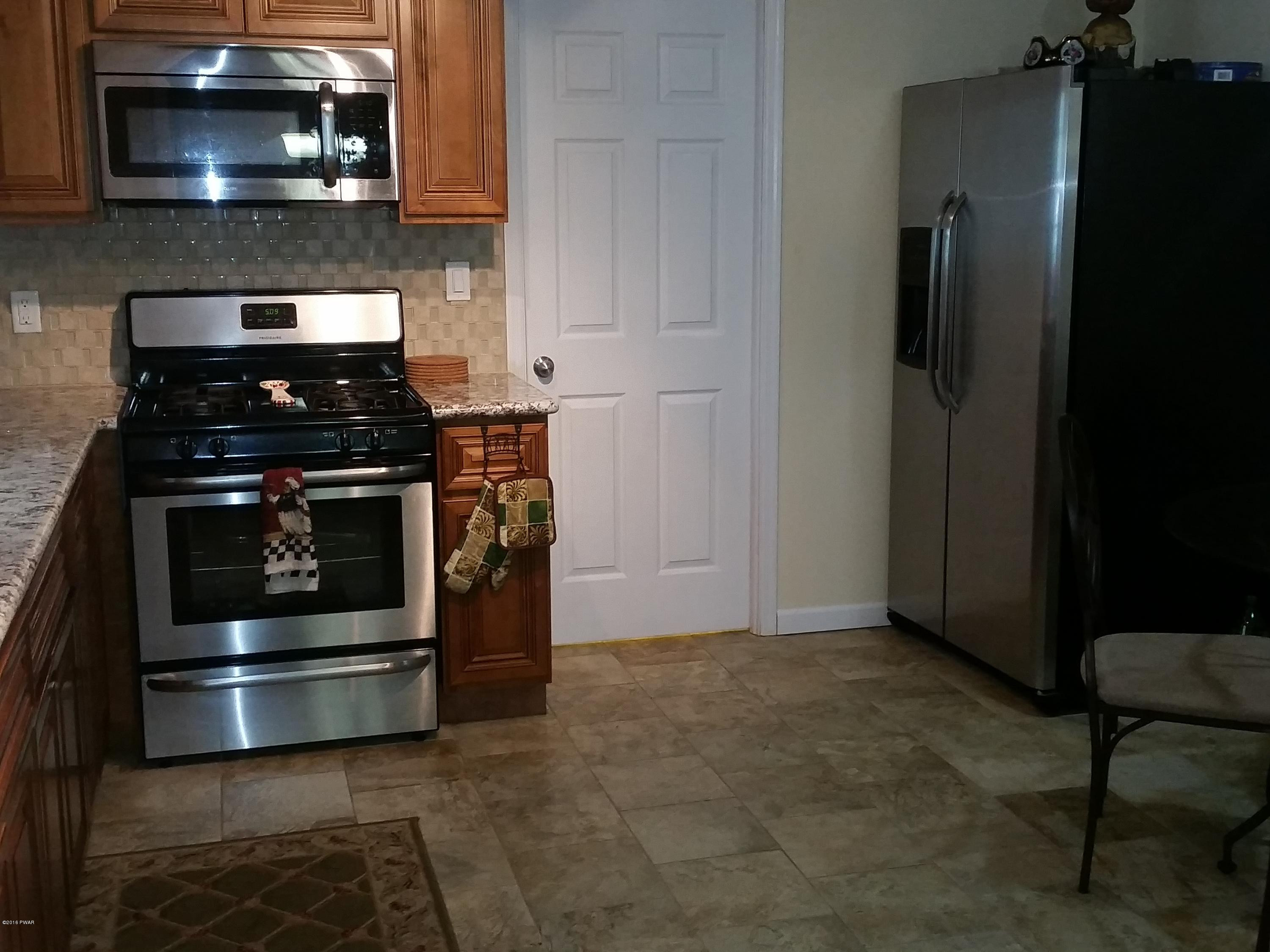 171 Chipmunk Road Bushkill, PA 18324 - Photo 8 of 27 kitchen1