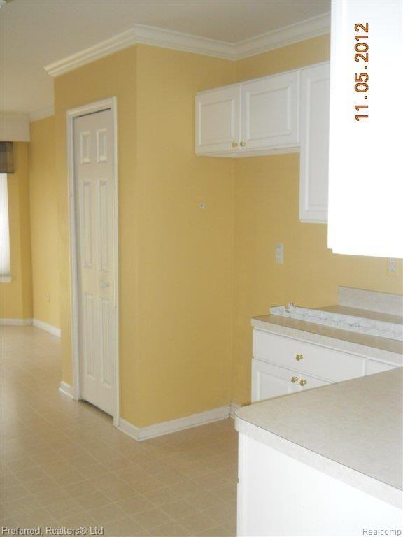 110 Chestnut Ridge Walled Lake, MI 48390 - Photo 7 of 17 Kitchen