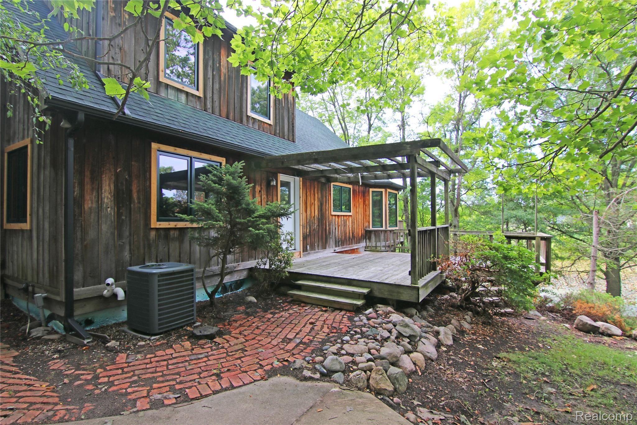 19280 Hickory Ridge Road Fenton, MI 48430 - Photo 24 of 36 19280 Hickory Ridge Back Deck.jpg