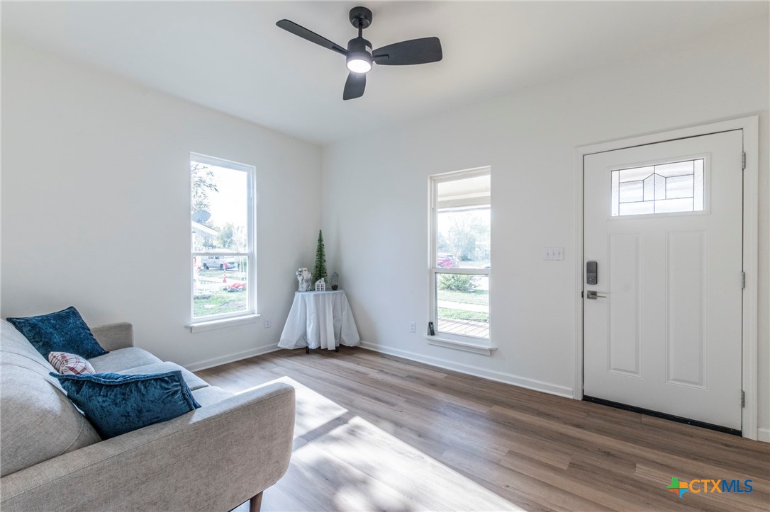 401 South 11th Street Temple, TX 76504 - Photo 7 of 25 a living room with furniture and a window
