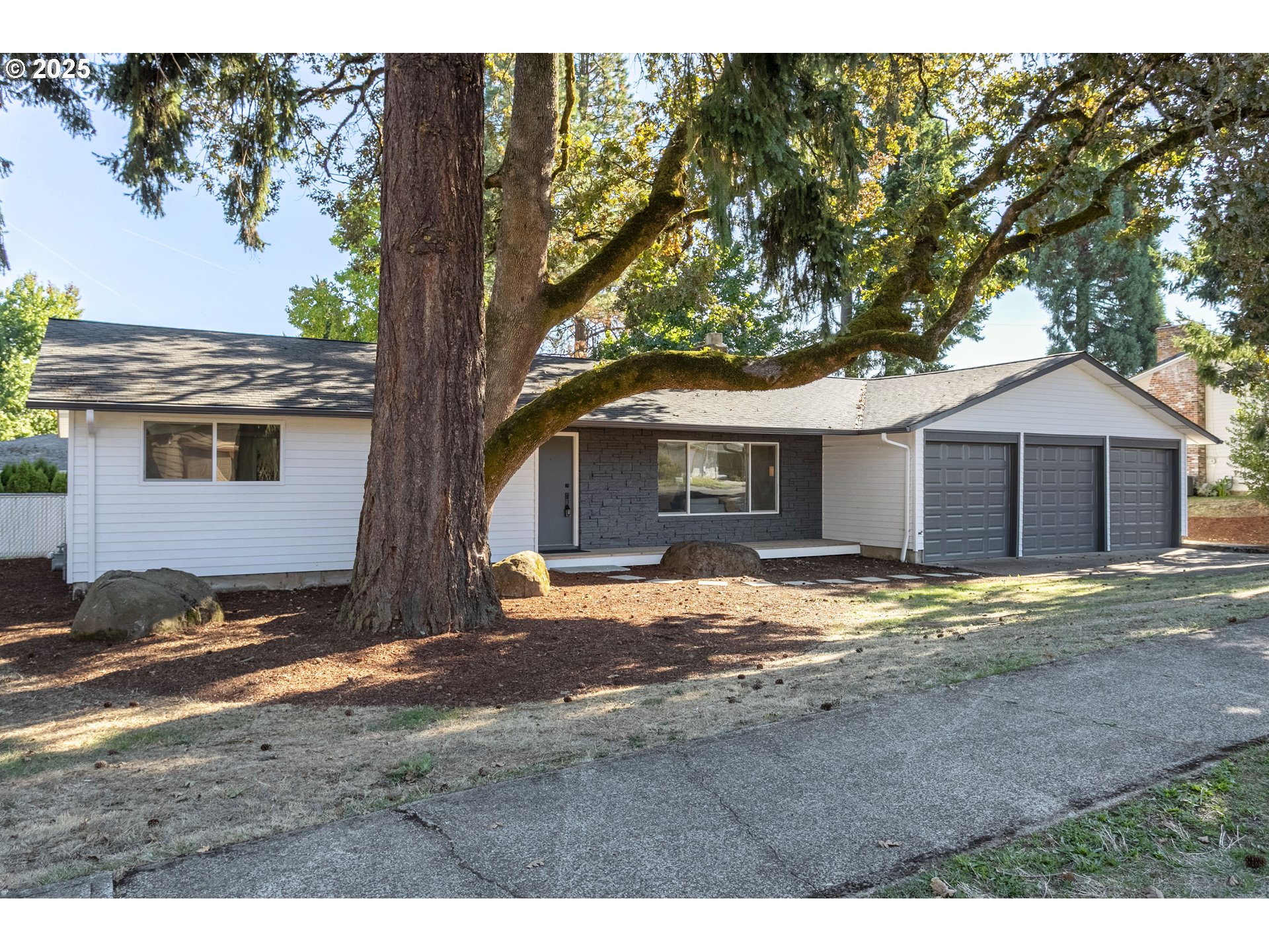 4816 Southeast Robin Road Milwaukie, OR 97267 - Photo 3 of 41 Gallery Image 3