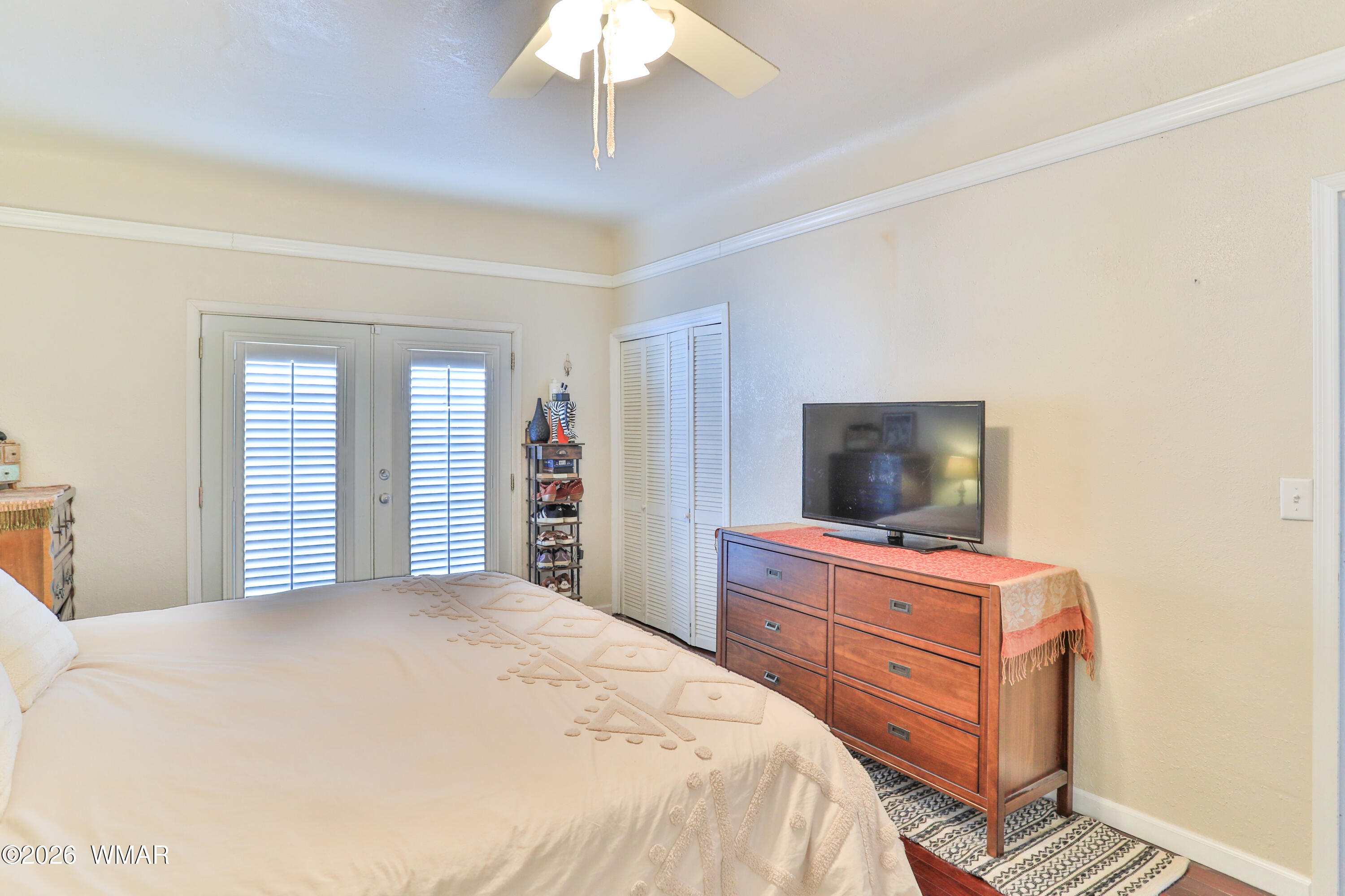 102 Crestview Road Holbrook, AZ 86025 - Photo 22 of 55 a bedroom with a bed and a flat screen tv