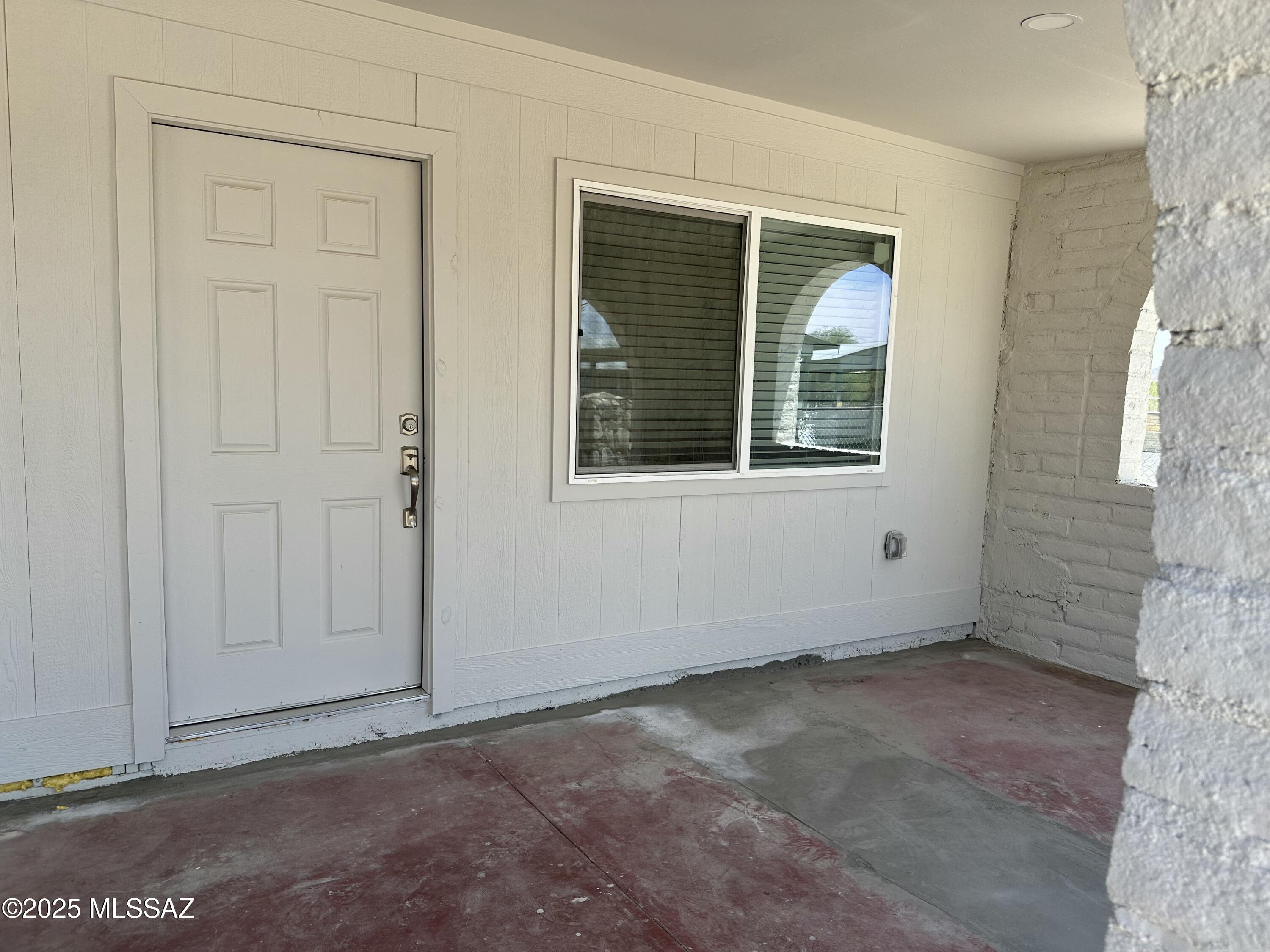 645 East Mabel Street Tucson, AZ 85705 - Photo 16 of 22 an empty room with windows