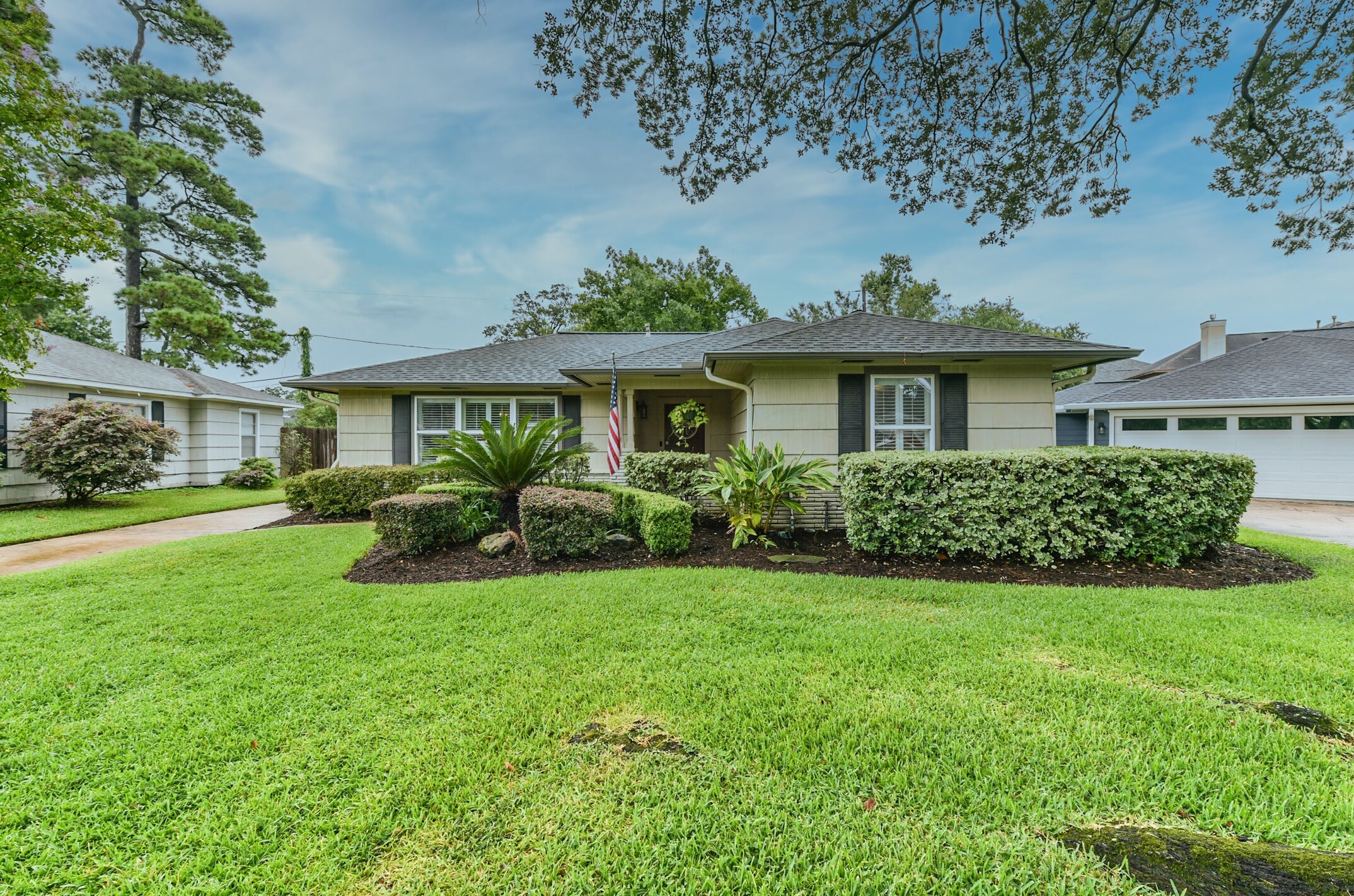 906 Bay Oaks Road Houston, TX 77008 - Photo 1 of 26 Welcome to 906 Bay Oaks!