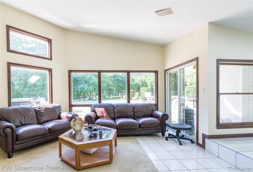 2584 Mcclintock Road Bloomfield Hills, MI 48302 - Photo 27 of 41 Great Room with Hot Tub and Wet Bar