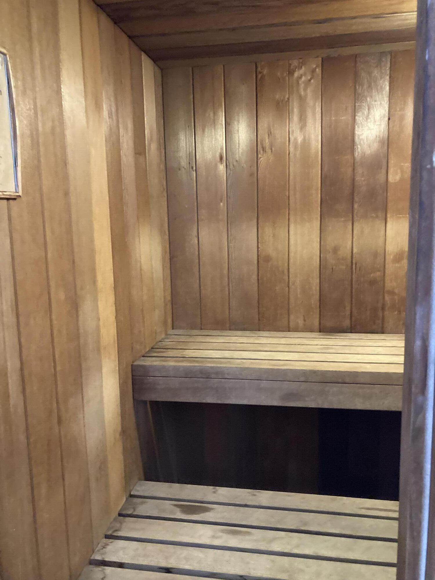 11811 Ave Of The PGA, Unit 21C Palm Beach Gardens, FL 33418 - Photo 8 of 30 a view of a mirror