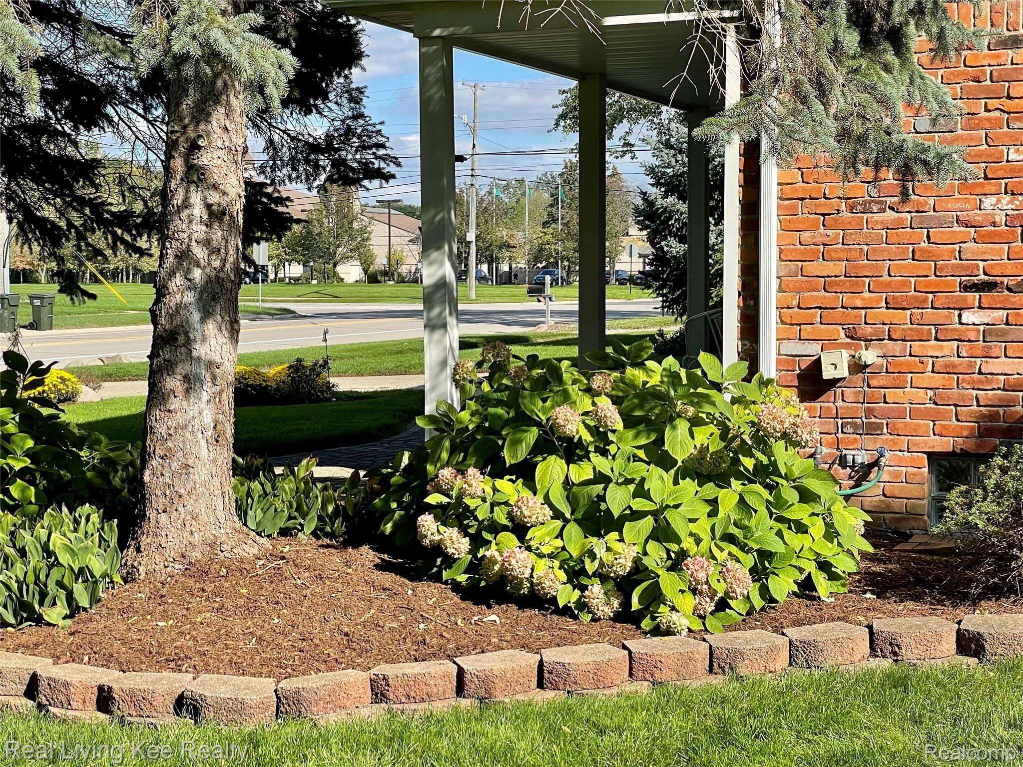 988 Briston Drive Rochester, MI 48307 - Photo 13 of 79 Briston West Side 2.jpg