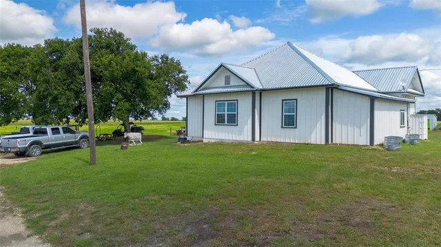 a view of a house with backyard