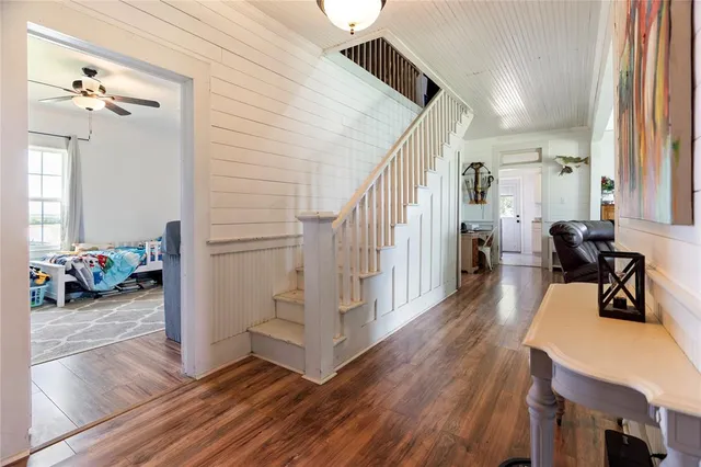 a view of a backyard