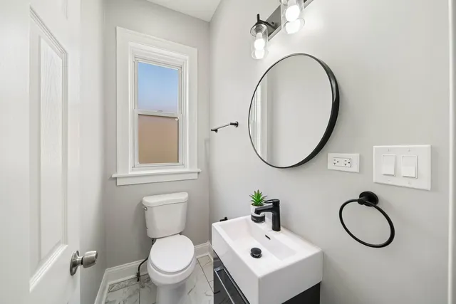 $2,400 | 5426 West Jackson Boulevard, Unit 2, Chicago, IL 60644