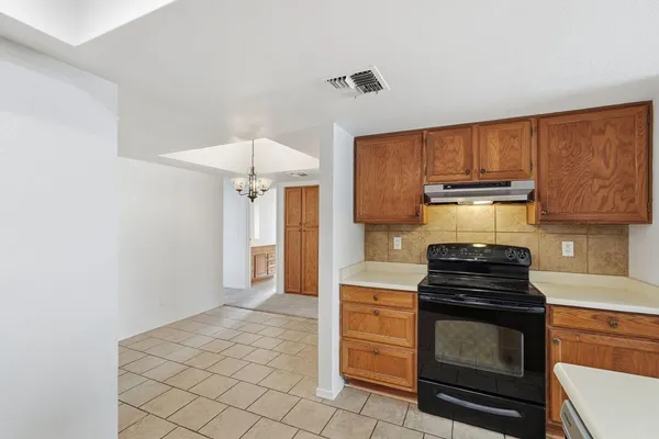 $1,550 | 2020 West Union Hills Drive, Unit 122, Phoenix, AZ 85027