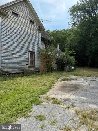a view of a backyard of the house