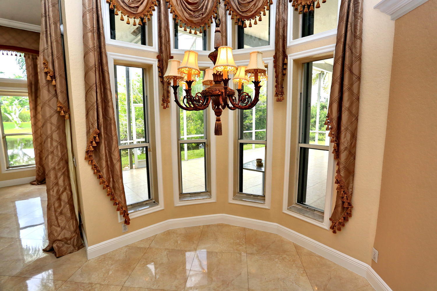 9289 Water Course Way Boynton Beach, FL 33437 - Photo 17 of 48 016-48-Breakfast Nook