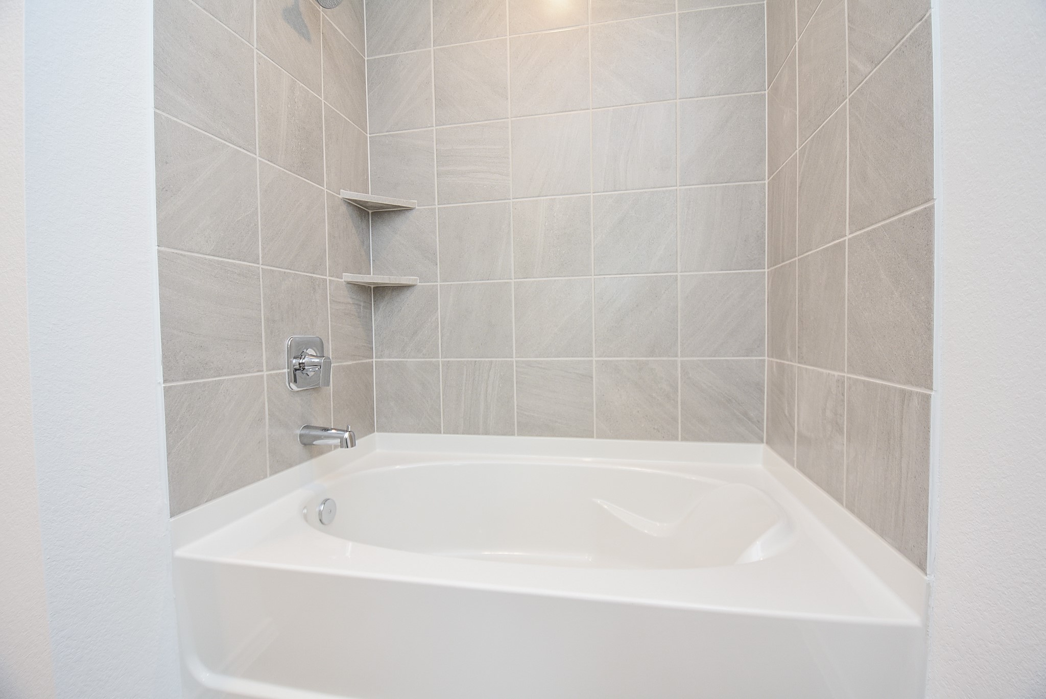 5718 Sycamore Glen Dr Spring Spring, TX 77373 - Photo 19 of 33 a bathroom with a bathtub