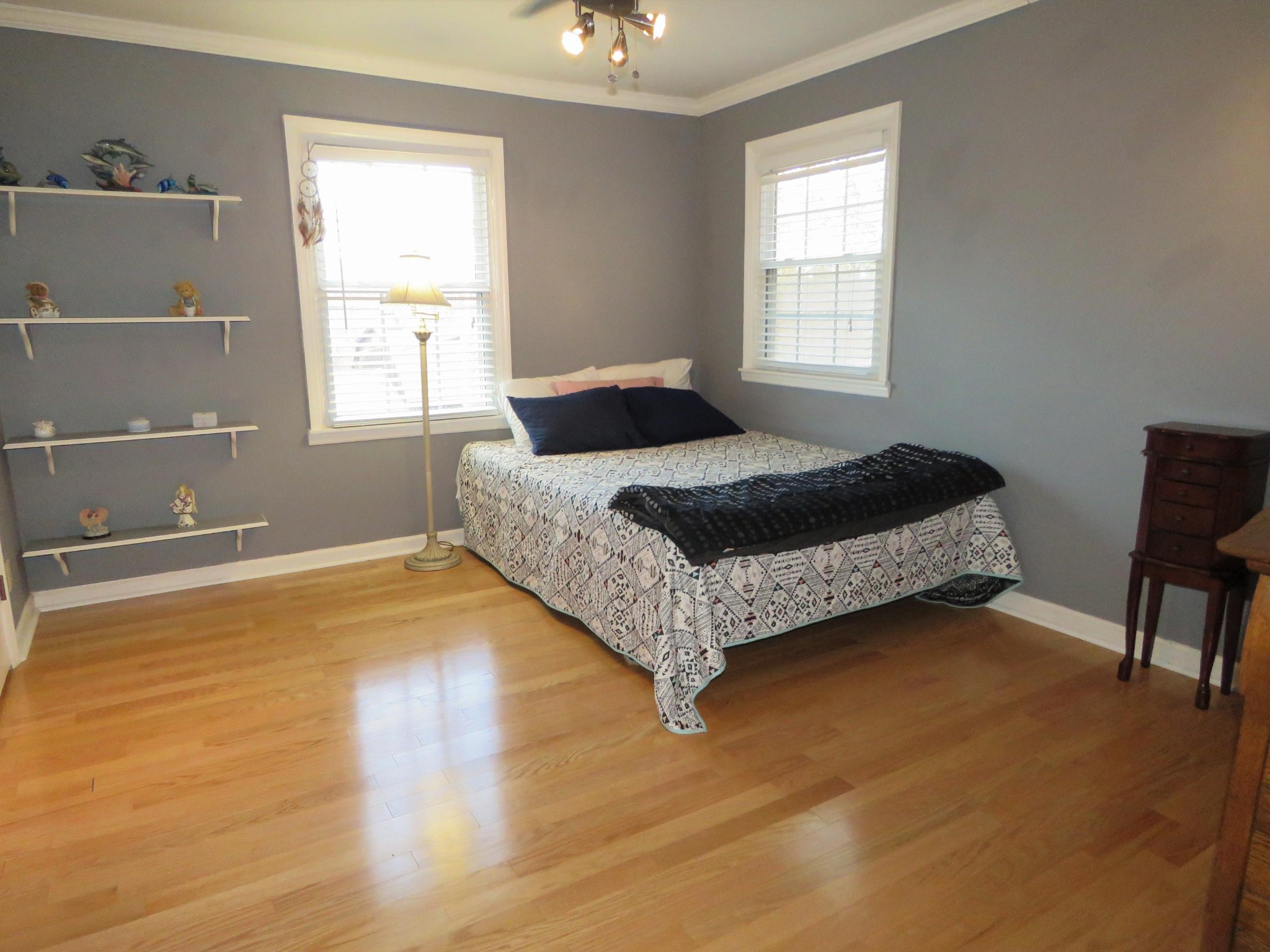 18 Clark Place Oak Ridge, TN 37830 - Photo 15 of 20 a living room with a bed furniture and a window
