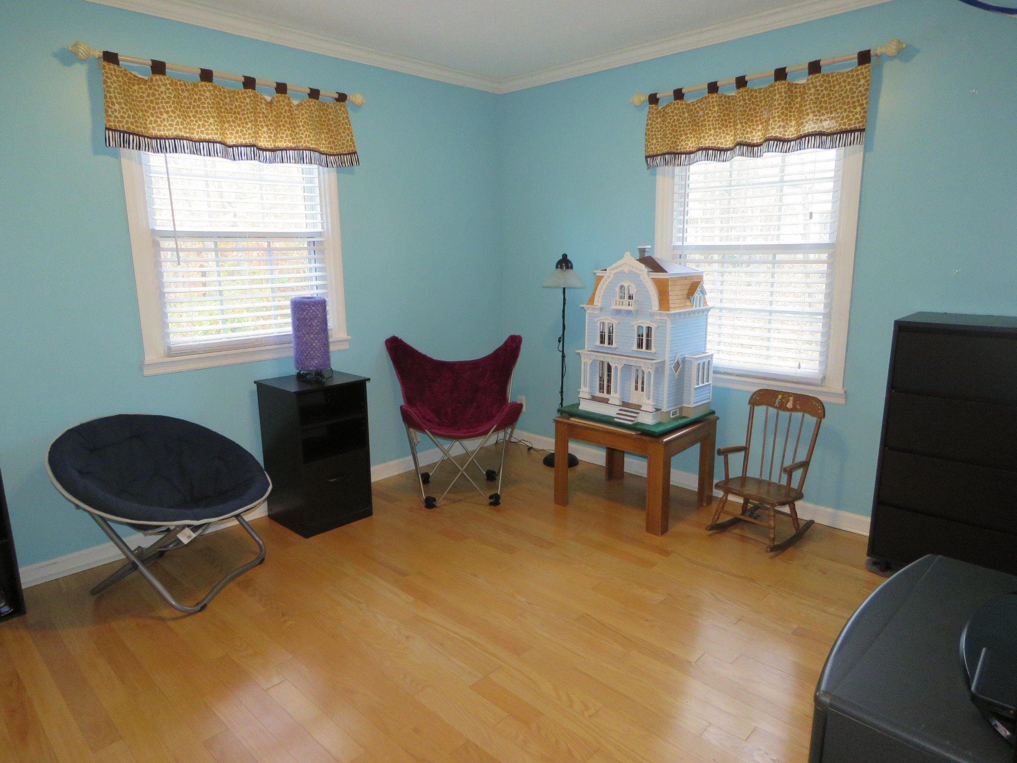 18 Clark Place Oak Ridge, TN 37830 - Photo 16 of 20 a living room with furniture and a window
