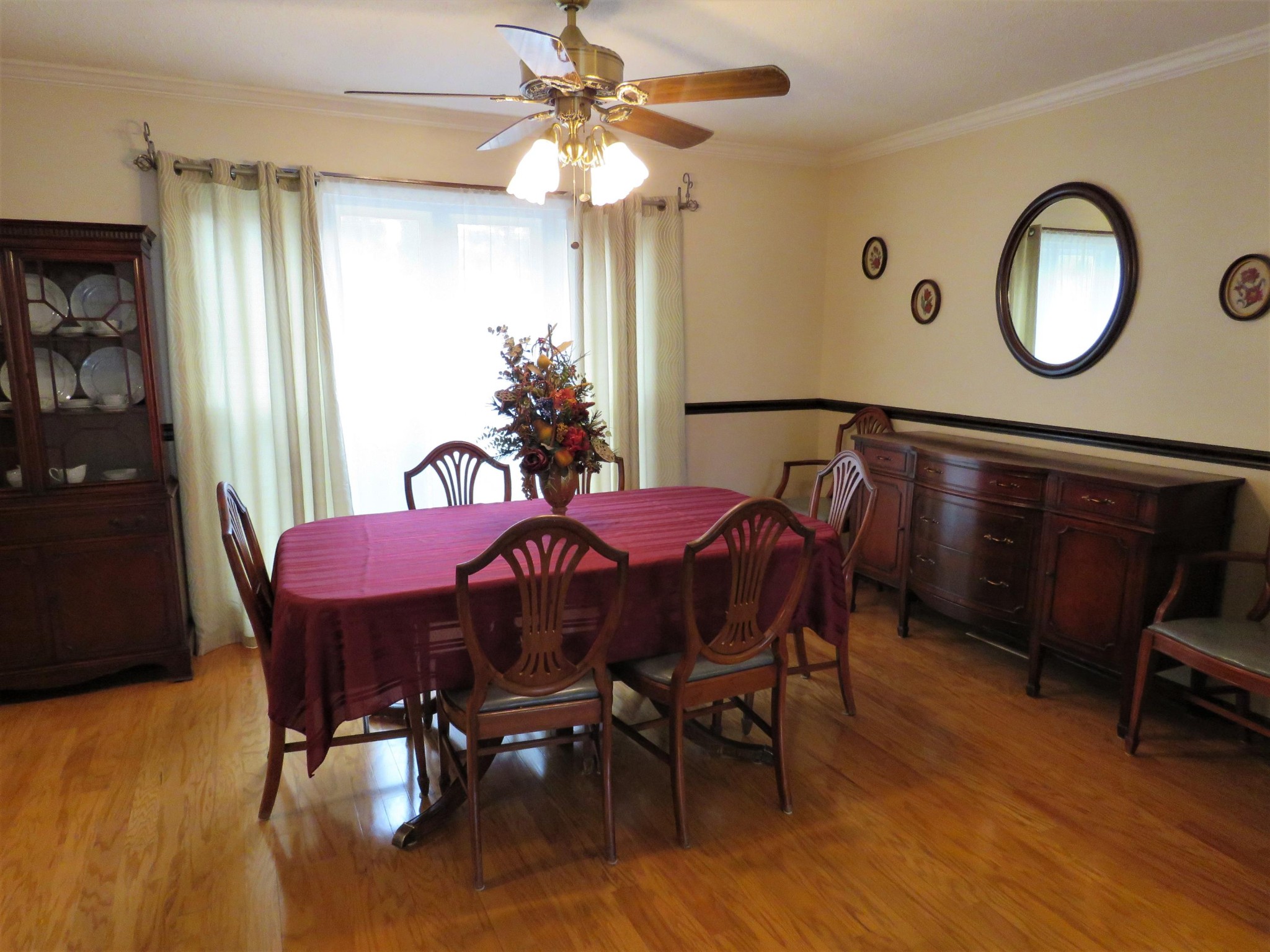 18 Clark Place Oak Ridge, TN 37830 - Photo 4 of 20 a view of a dining room with furniture and chandelier