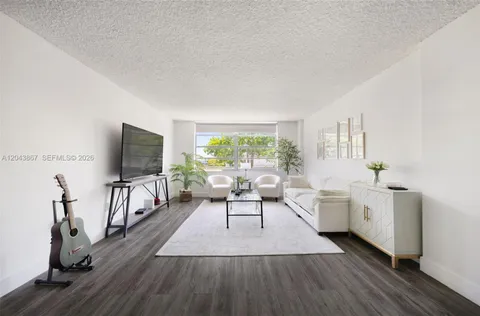 $2,500 | 150 Southeast 25th Road, Unit 2J, Miami, FL 33129