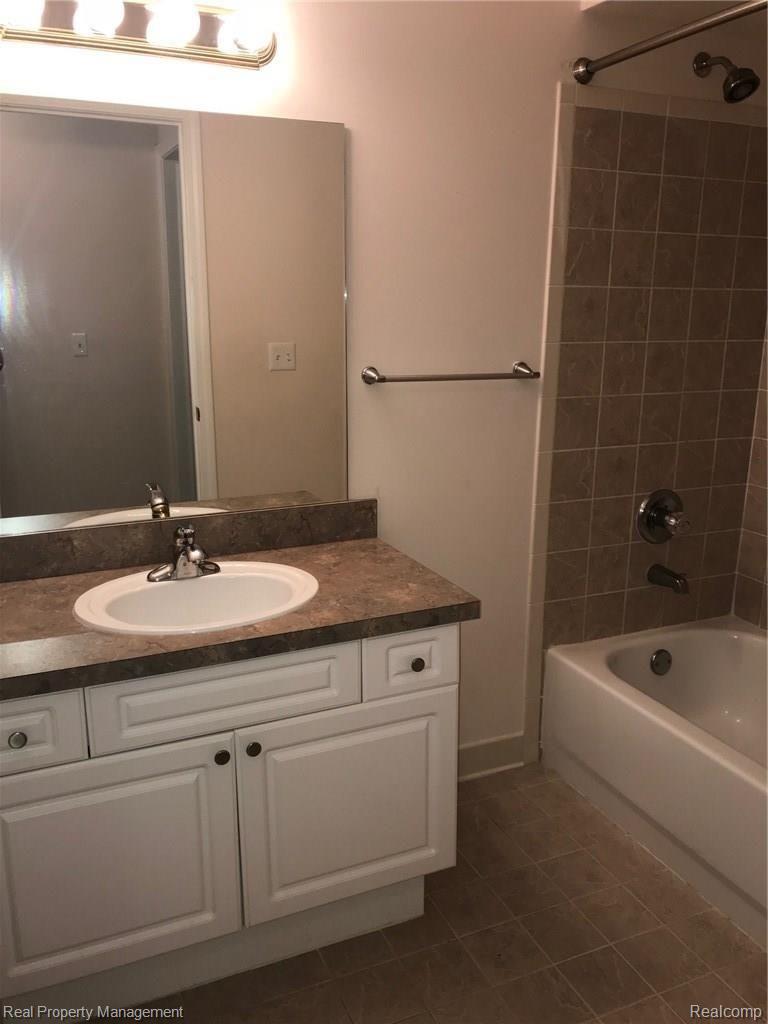 3588 Oakmonte Boulevard Rochester, MI 48306 - Photo 11 of 19 IMG_7857.jpg