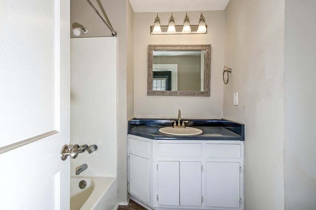 305 Walker Street Augusta, GA 30901 - Photo 10 of 11 305B - Bathroom