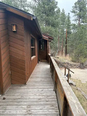 a view of a house with backyard