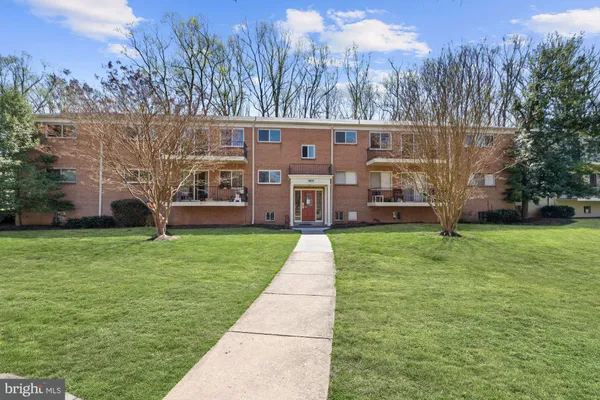 $2,300 | 10619 Weymouth Street, Unit W201, Bethesda, MD 20814