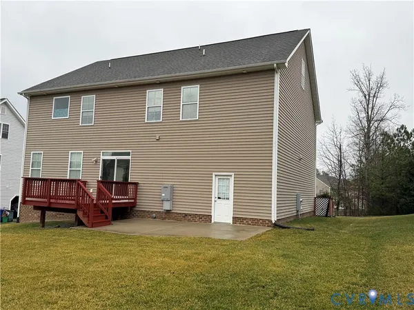 a view of a yard with a house