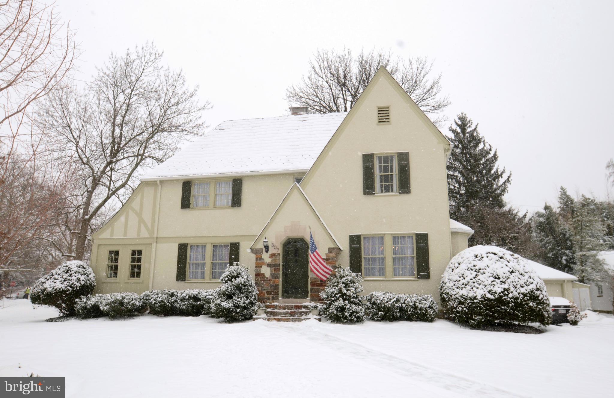 307 East Highfield Road Baltimore, MD 21218 - Photo 29 of 30 a front view of a house with a yard