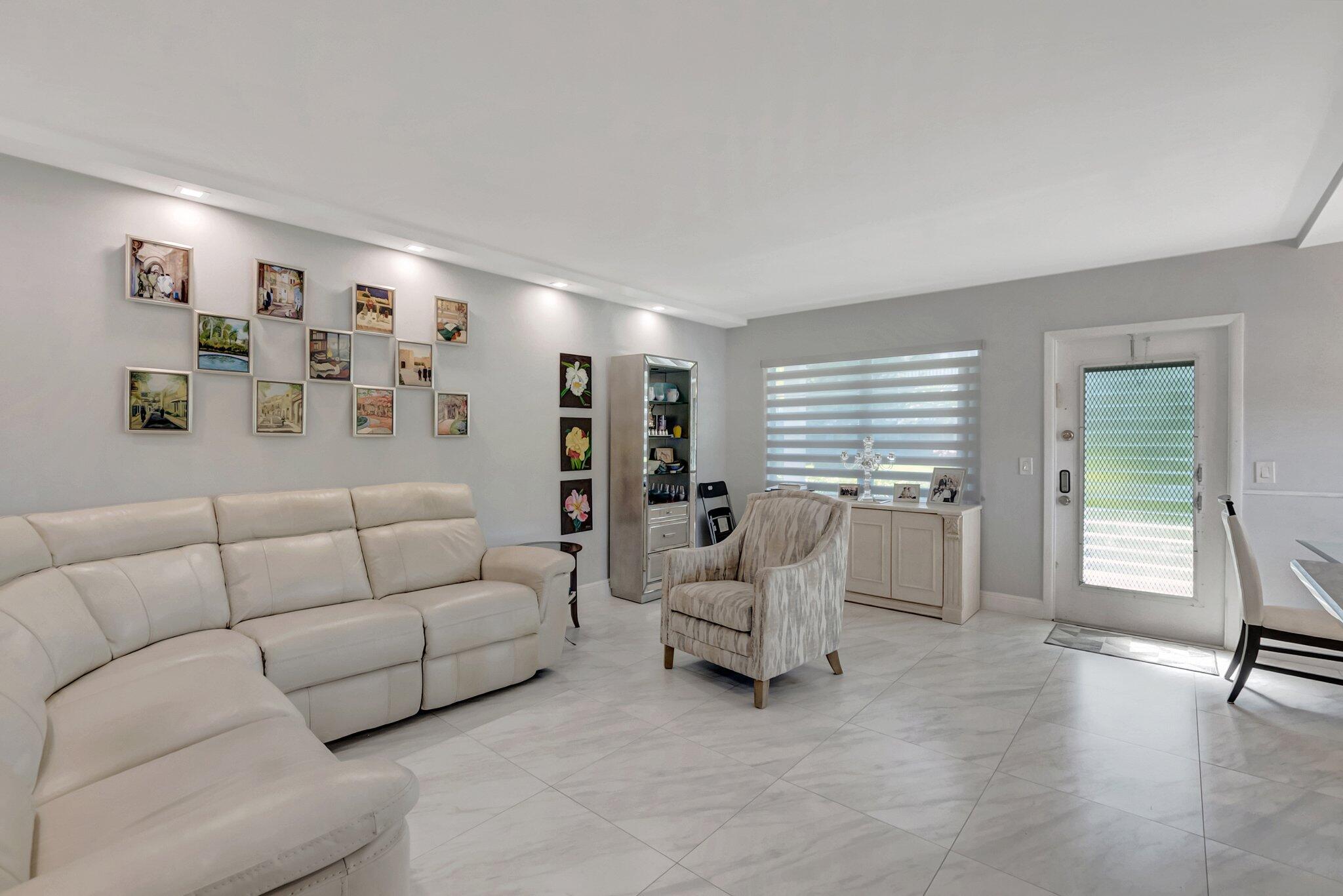 253 Suffolk F Boca Raton, FL 33434 - Photo 3 of 62 6-web-or-mls-DSC_1931