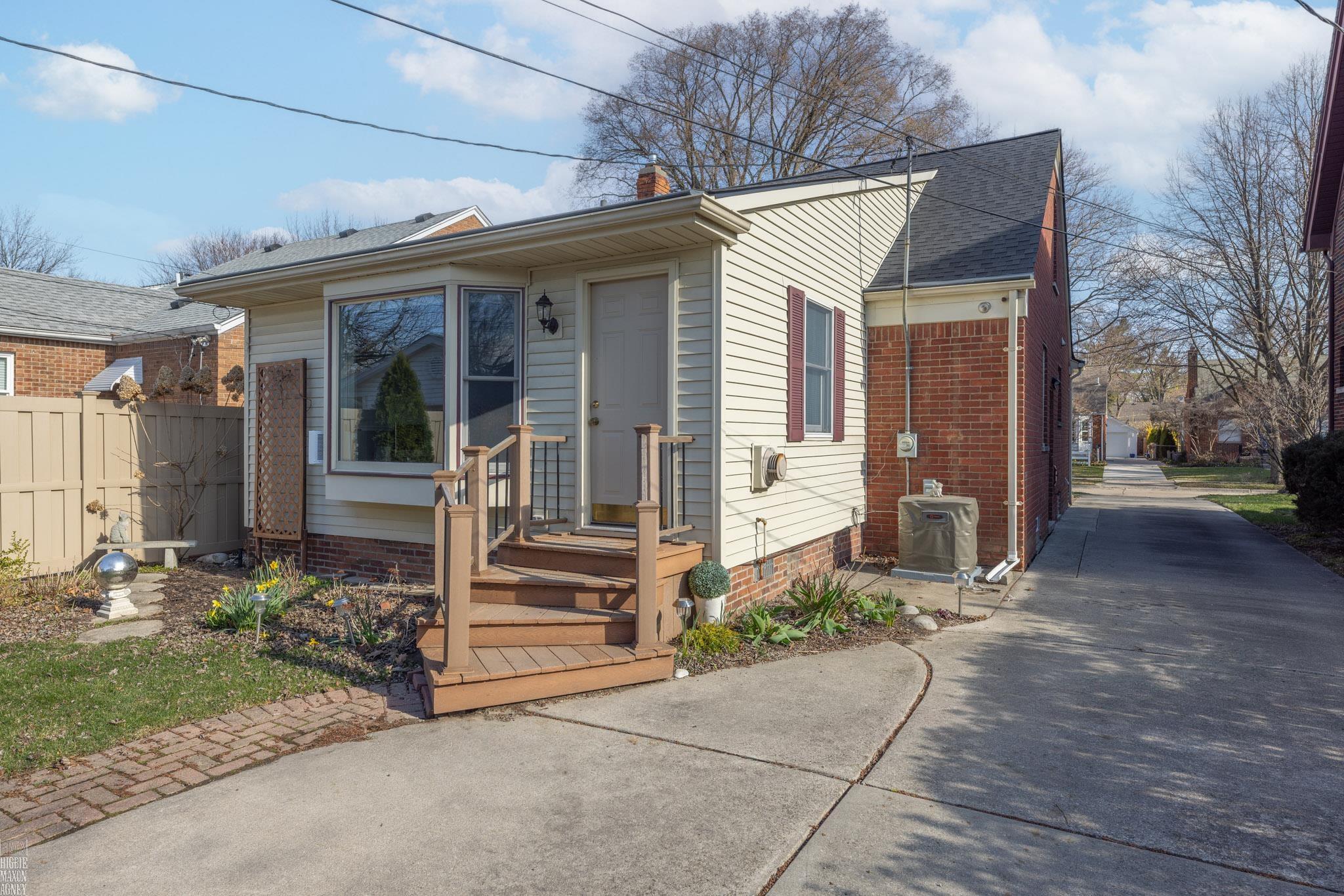 2057 Hawthorne Road Grosse Pointe Woods, MI 48236 - Photo 4 of 43