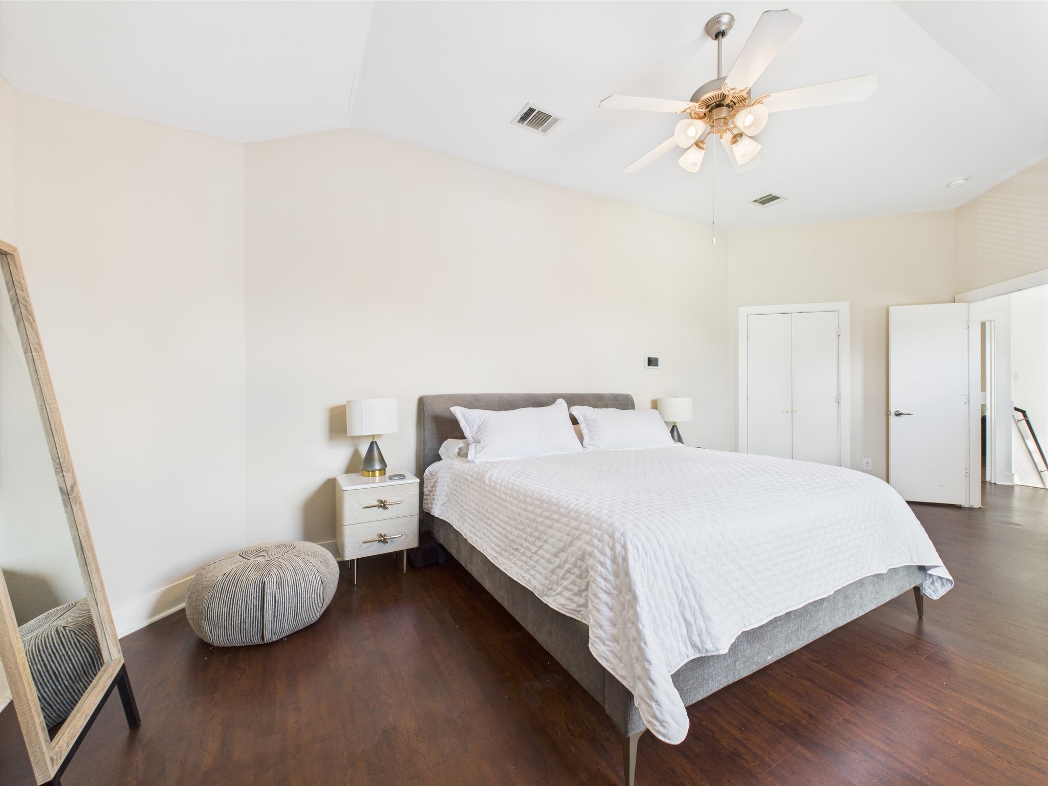 5810 Darling Street, Unit F Houston, TX 77007 - Photo 14 of 38 Primary bedroom