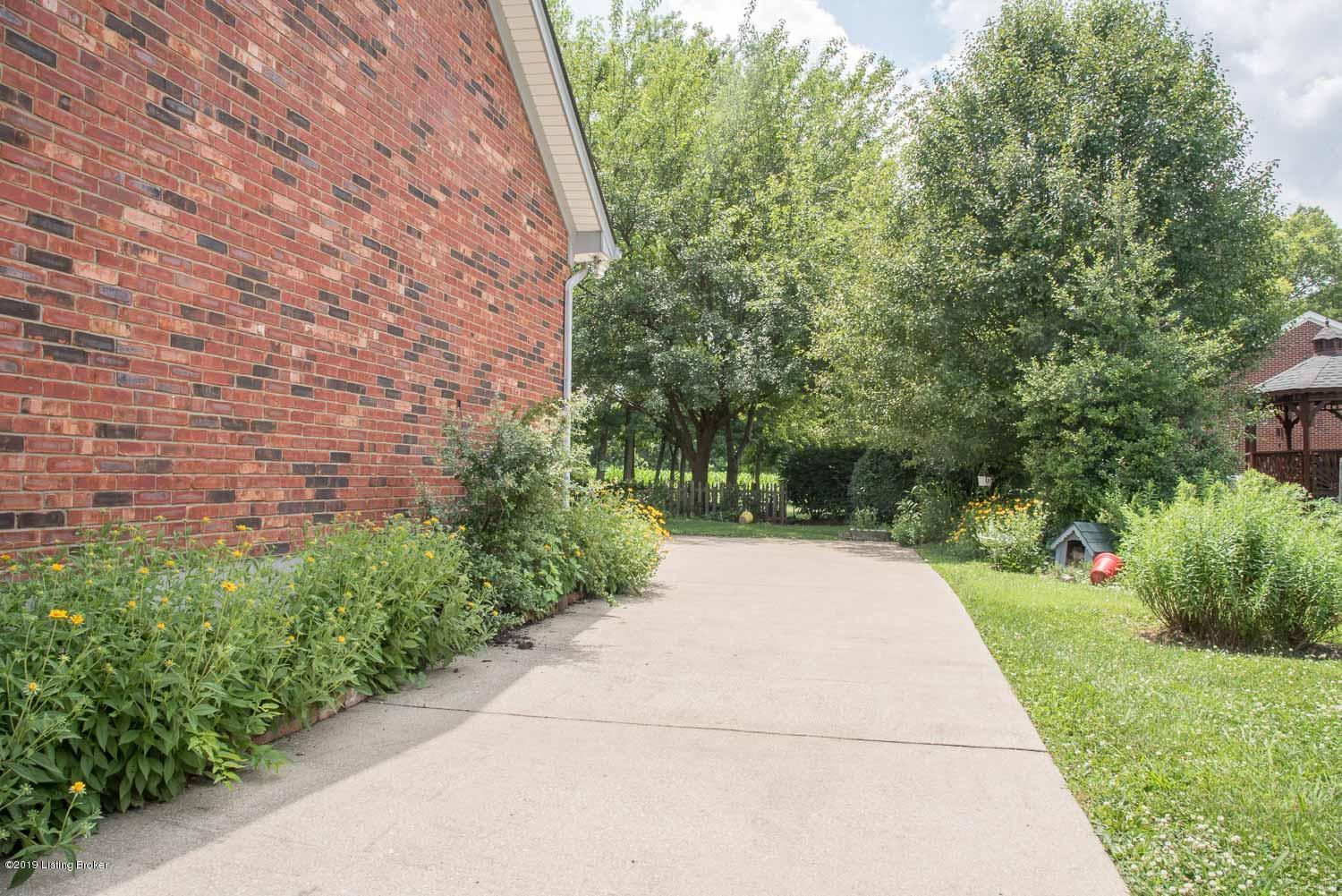 3816 Ridgehurst Court Louisville, KY 40299 - Photo 36 of 38 54