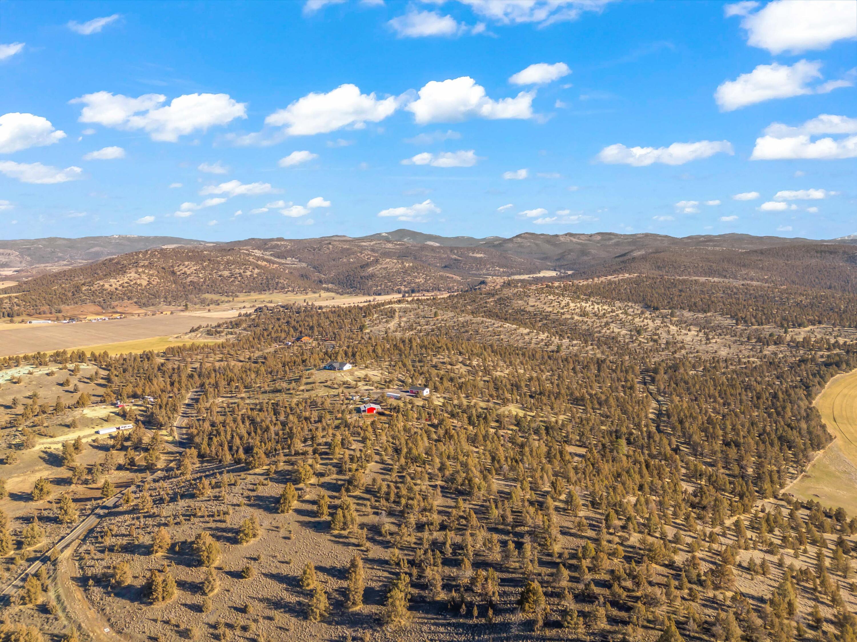 5582 North Mckay Road Prineville, OR 97754 - Photo 52 of 54 a view of city and mountain