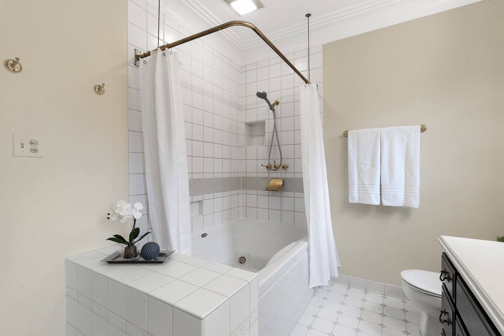 424 Uvedale Road Riverside, IL 60546 - Photo 20 of 46 a bathroom with a sink a toilet and shower