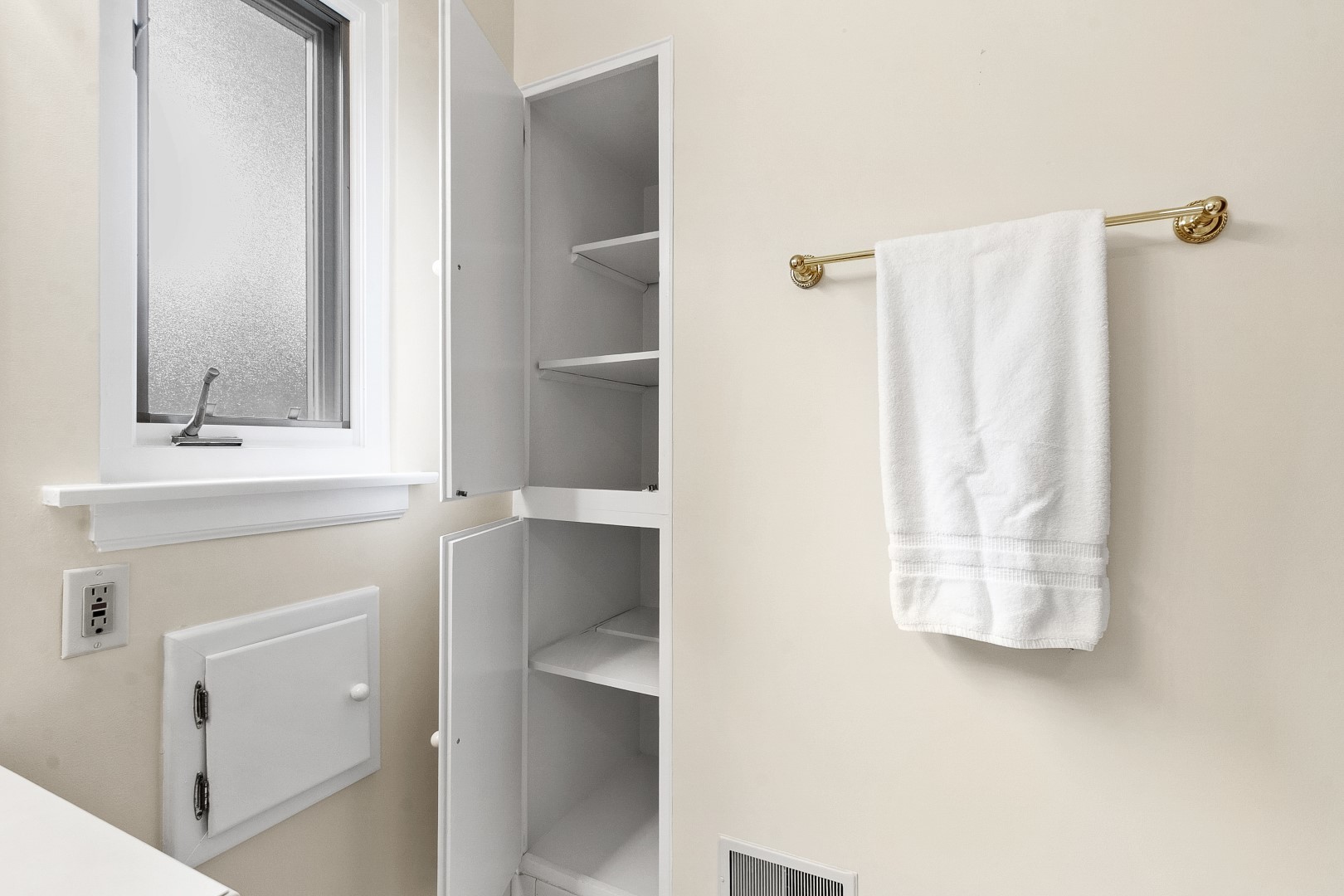 424 Uvedale Road Riverside, IL 60546 - Photo 22 of 46 a view of bathroom