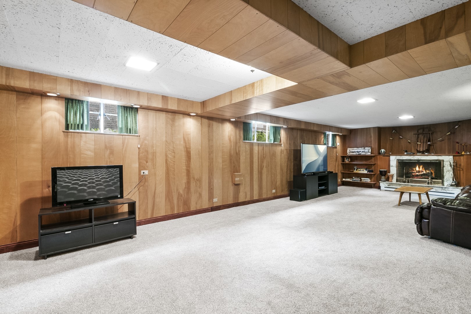 424 Uvedale Road Riverside, IL 60546 - Photo 28 of 46 a view of a livingroom with furniture and a ceiling fan