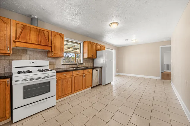 $2,100 | 2018 Woodvine Drive, Houston, TX 77055