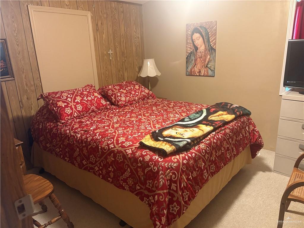 197 Laurel Road Pharr, TX 78577 - Photo 28 of 38 a bedroom with a bed and cupboard