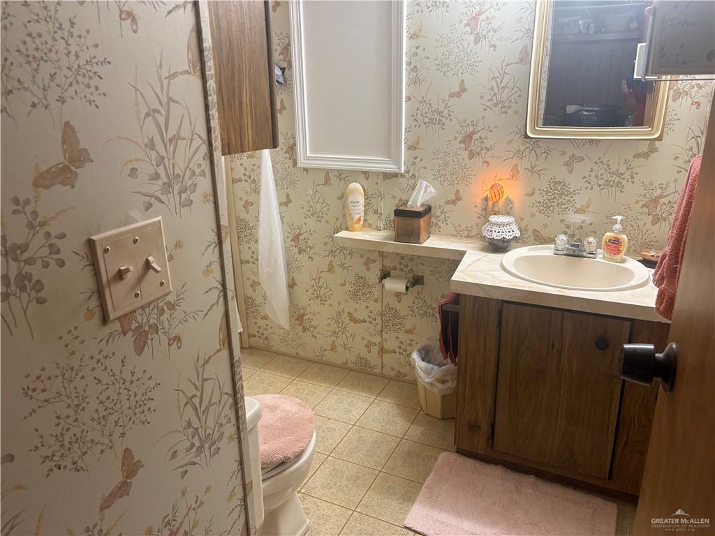 197 Laurel Road Pharr, TX 78577 - Photo 30 of 38 a bathroom with a sink toilet and shower