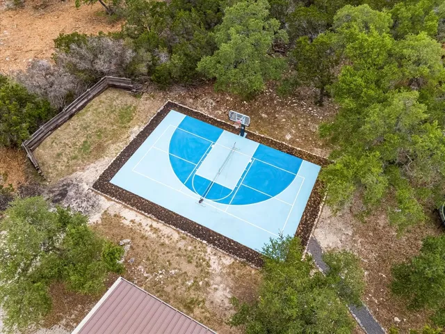 a view of a back yard