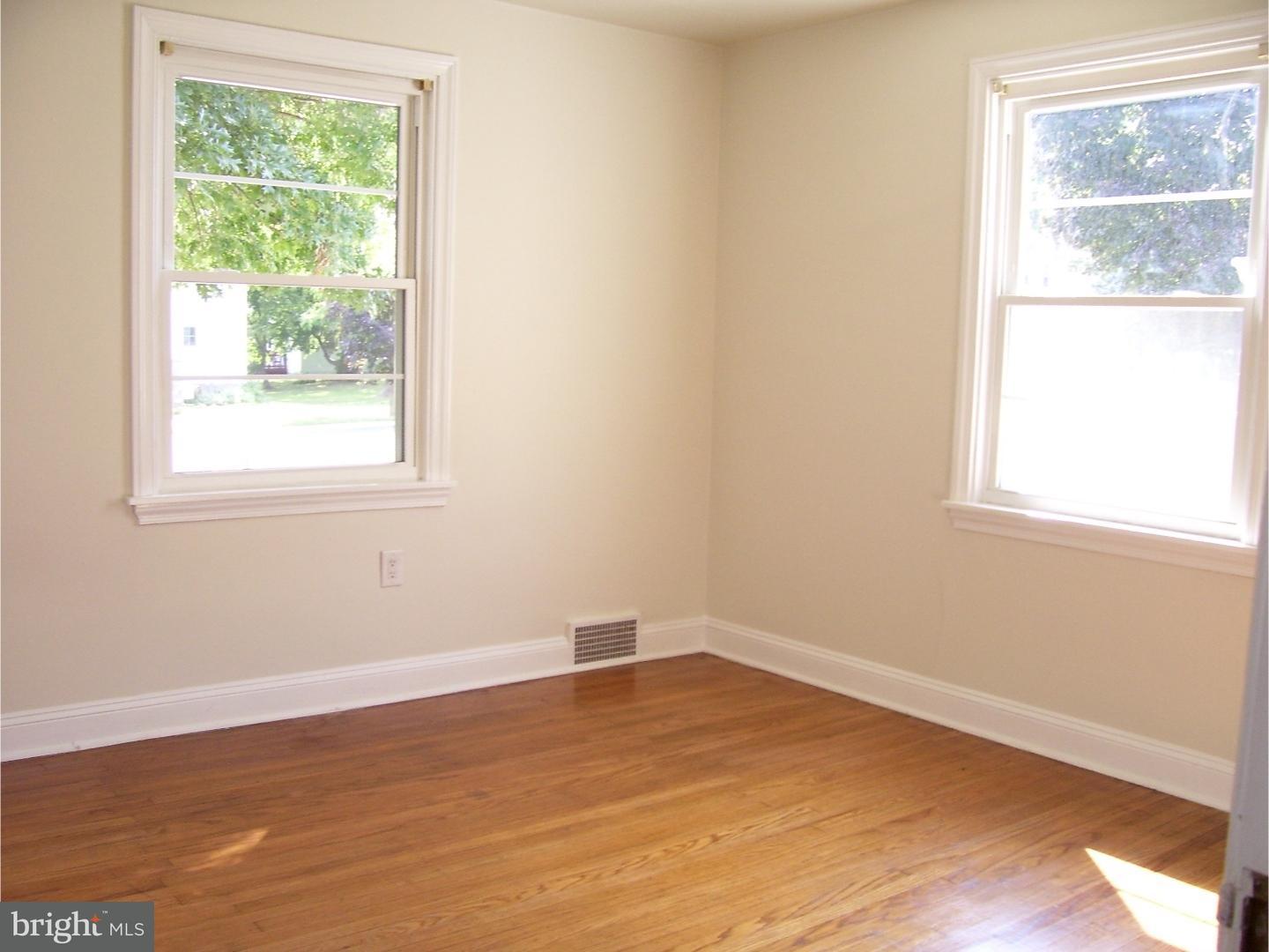 118 Roberts Road Aston, PA 19014 - Photo 3 of 25