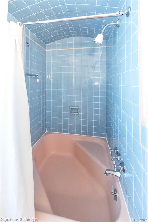 27745 Rackham Drive Lathrup Village, MI 48076 - Photo 17 of 36