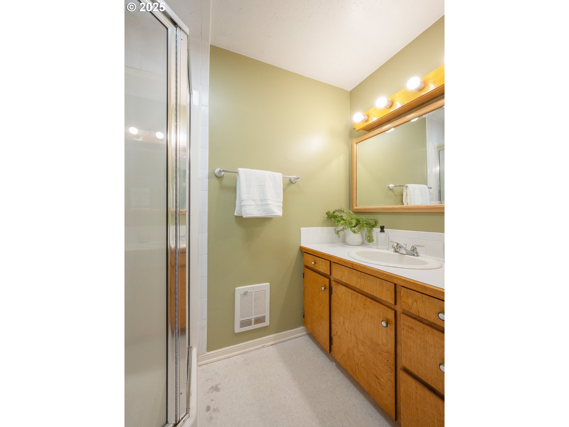464 Spring Creek Drive Eugene, OR 97404 - Photo 16 of 45 a bathroom with a sink and a mirror
