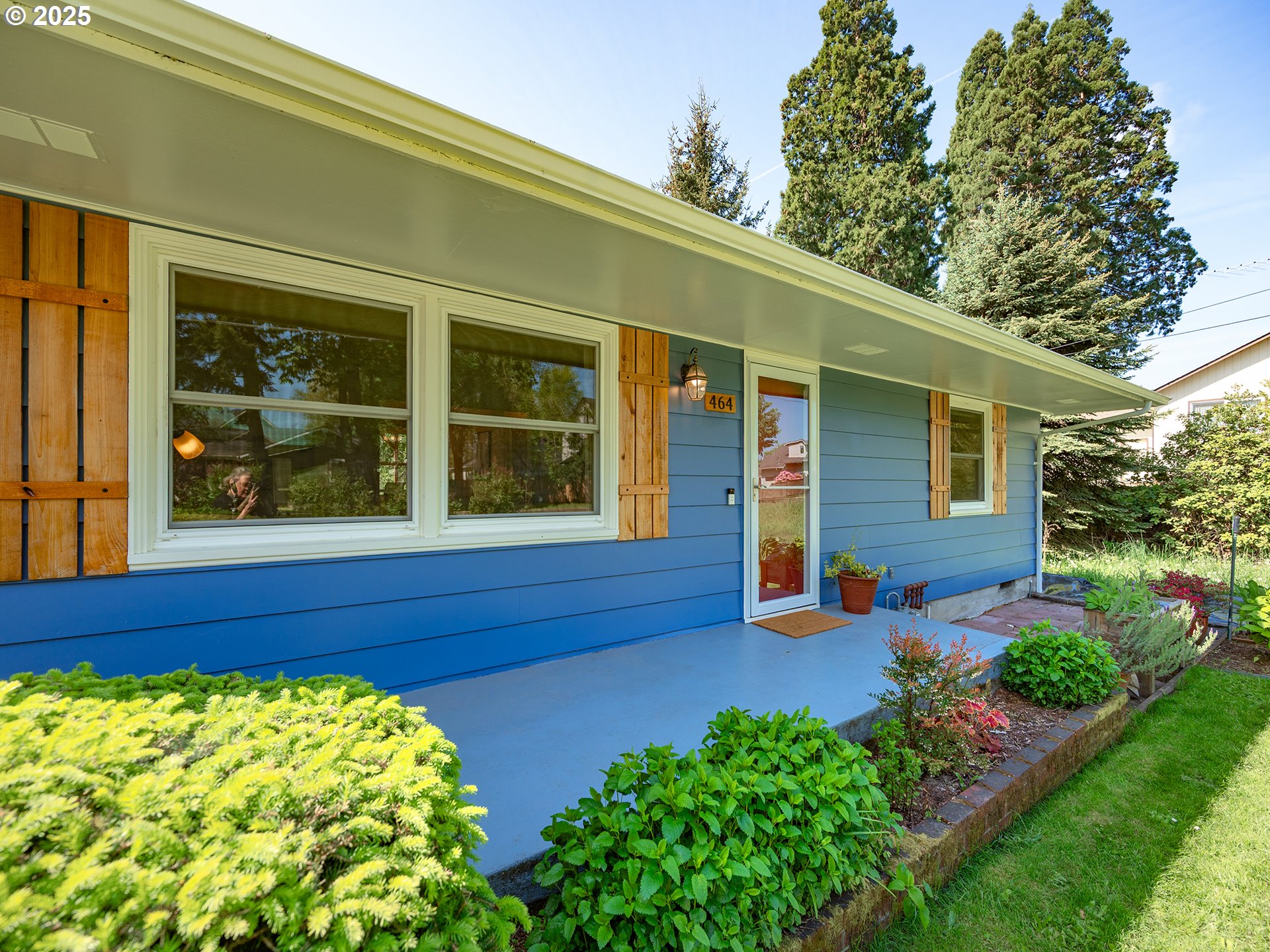 464 Spring Creek Drive Eugene, OR 97404 - Photo 2 of 45 a front view of a house with garden
