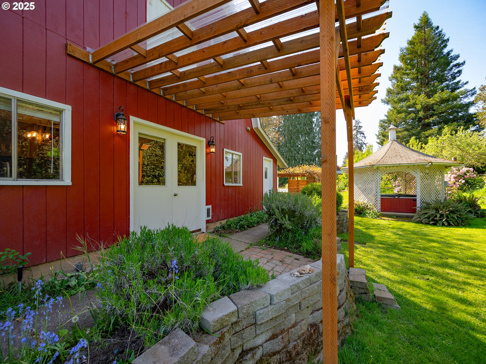 464 Spring Creek Drive Eugene, OR 97404 - Photo 23 of 45 a front view of a house with garden