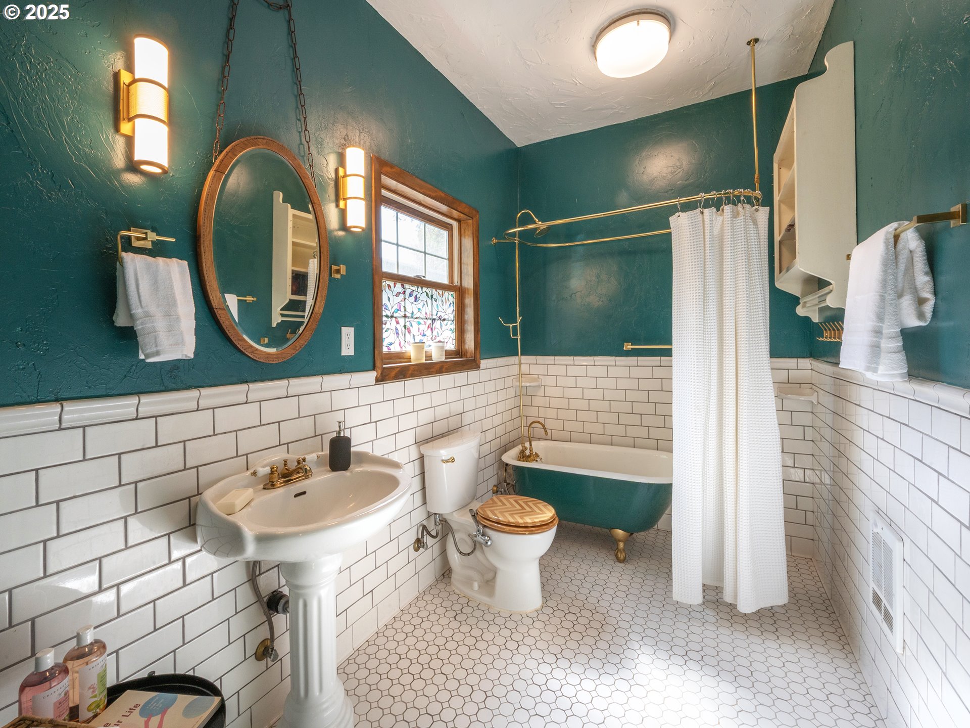 464 Spring Creek Drive Eugene, OR 97404 - Photo 29 of 45 a bathroom with a toilet sink and mirror
