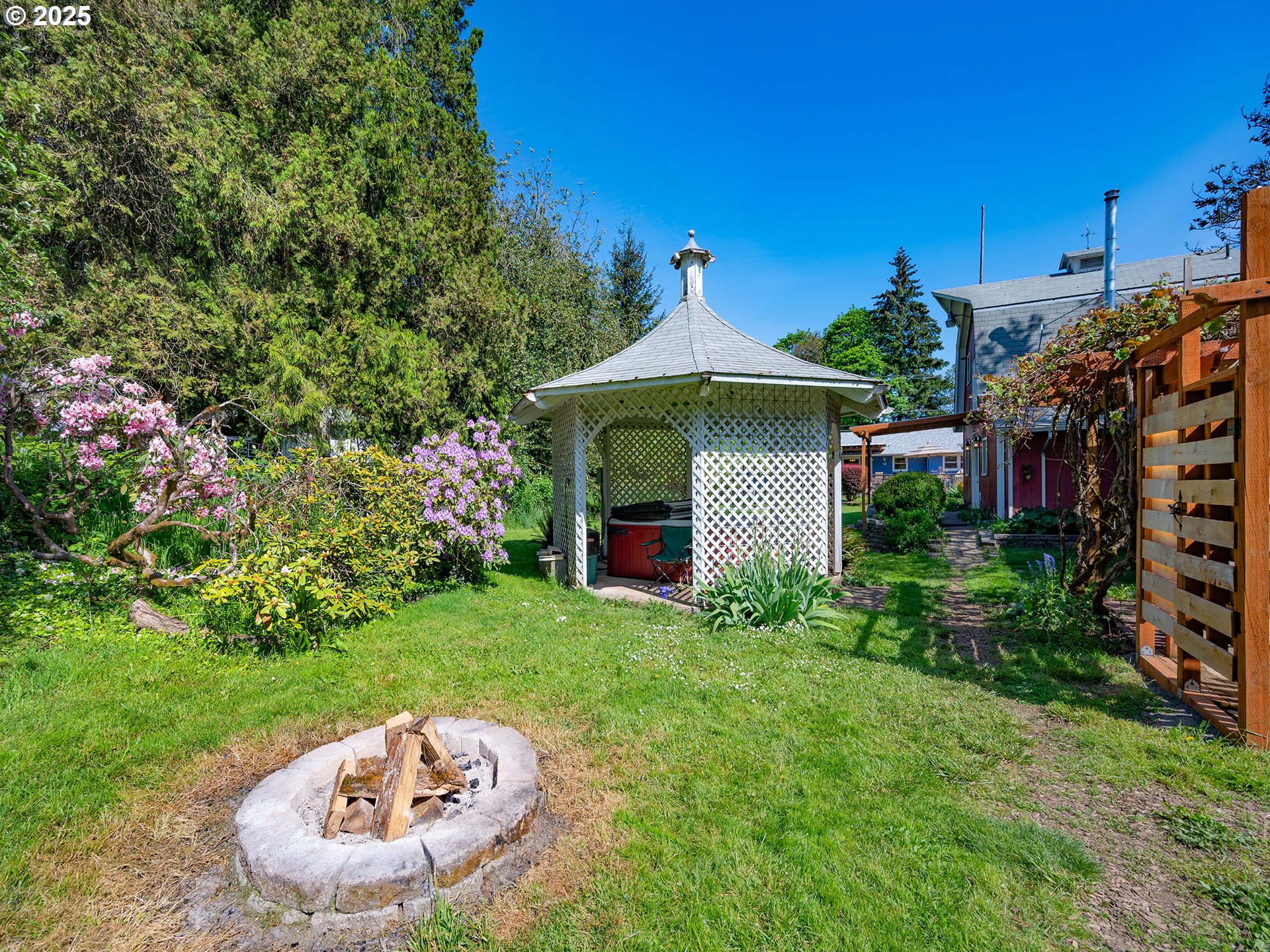 464 Spring Creek Drive Eugene, OR 97404 - Photo 35 of 45 a table and chairs in the garden