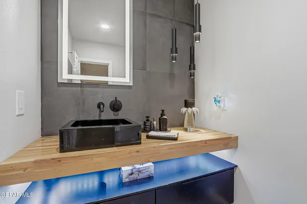 $220,000 | 350 Thunderbird Drive, Unit 17, El Paso, TX 79912