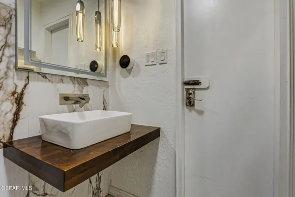 $220,000 | 350 Thunderbird Drive, Unit 17, El Paso, TX 79912