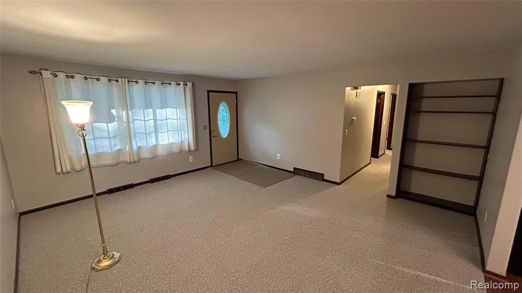 8397 Reese Road Clarkston, MI 48348 - Photo 2 of 28